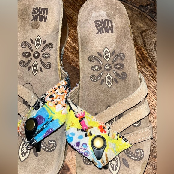 Muk Luks Shoes - NWT MUK LUK Glitter Boho Flip Flops Size 6